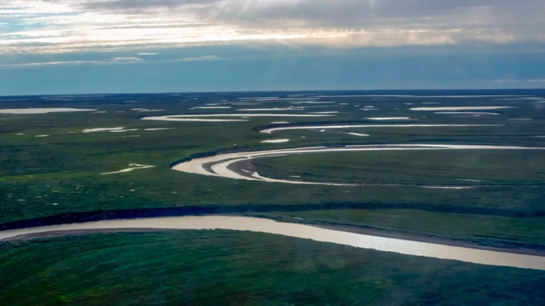 Fish Creek através da Reserva Nacional de Petróleo do Alasca, administrada pelo Bureau of Land Management no North Slope do Alasca, em 8 de julho de 2004. (David W. Houseknecht/Serviço Geológico dos Estados Unidos via AP)