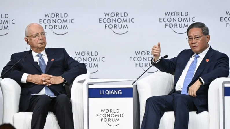 O primeiro-ministro chinês, Li Qiang (R), e o presidente executivo do Fórum Econômico Mundial (WEF), Klaus Schwab, participam da cerimônia de abertura da Reunião Anual dos Novos Campeões do Fórum Econômico Mundial (AMNC24) em Dalian, na província de Liaoning, no nordeste da China, em 25 de junho de 2024 . (Pedro Pardo/AFP via Getty Images)