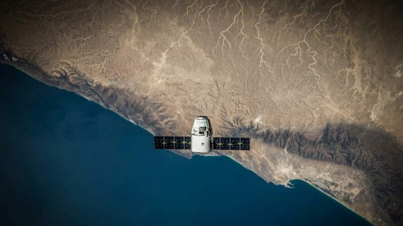 Um satélite sobrevoa a terra (SpaceX)