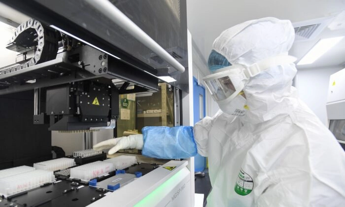 Um técnico de laboratório trabalha em um laboratório em Wuhan, na província central de Hubei, na China, em 6 de fevereiro de 2020. (STR/AFP via Getty Images)