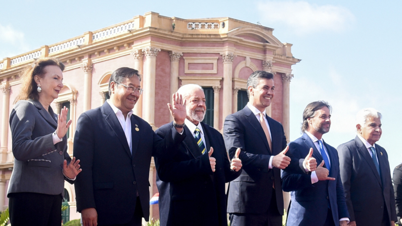 (Da esquerda para a direita) A ministra das Relações Exteriores da Argentina, Diana Mondino, o presidente da Bolívia, Luis Arce, o presidente do Brasil, Luiz Inácio Lula da Silva, o presidente do Paraguai, Santiago Peña, o presidente do Uruguai, Luis Lacalle Pou, e o presidente do Panamá, José Raúl Mulino, posam para a foto de família no Palácio de López durante a cúpula do Mercosul em Assunção, em 8 de julho de 2024. A união aduaneira do Mercosul forjada por Brasil, Argentina, Paraguai e Uruguai se reúne em uma cúpula presidencial marcada pela ausência do argentino Javier Milei e pela entrada da Bolívia como membro pleno. (Foto de DANIEL DUARTE/AFP via Getty Images)