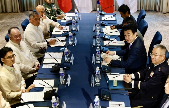 O ministro da Defesa do Japão, Minoru Kihara (segundo à direita), e seu colega filipino, Gilbert Teodoro (segundo à esquerda), participam de uma reunião ministerial em Manila
(EFE/EPA/FRANCIS R. MALASIG)