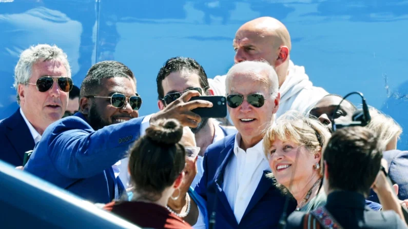 O presidente Joe Biden tira uma selfie com autoridades locais após chegar ao Aeroporto Internacional de Harrisburg, em Harrisburg, Pensilvânia, em 7 de julho de 2024. (Michael M. Santiago/Getty Images)
