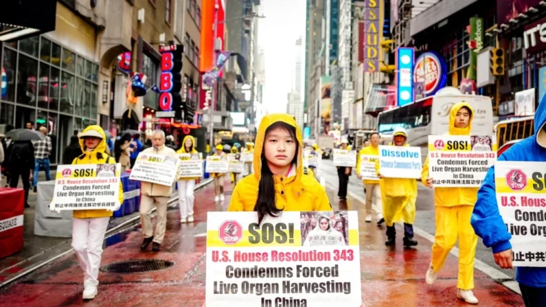 Praticantes de Falun Gong participam de um desfile para celebrar o Dia Mundial do Falun Dafa e pedir o fim da perseguição na China, na cidade de Nova Iorque, em 10 de maio de 2024. (Samira Bouaou/Epoch Times)