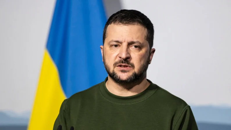 O presidente da Ucrânia, Volodymyr Zelenskyy, discursa à mídia em Kehrsatz, perto de Berna, Suíça, em 15 de janeiro de 2024 (Alessandro Della Valle/Pool/AFP via Getty Images)
