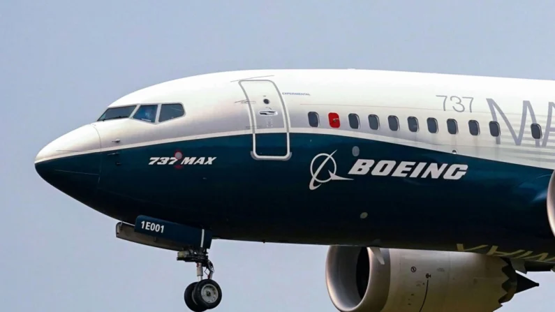 Um jato Boeing 737 Max se prepara para pousar no Boeing Field após um voo de teste em Seattle em 30 de setembro de 2020. (Elaine Thompson/AP Photo)
