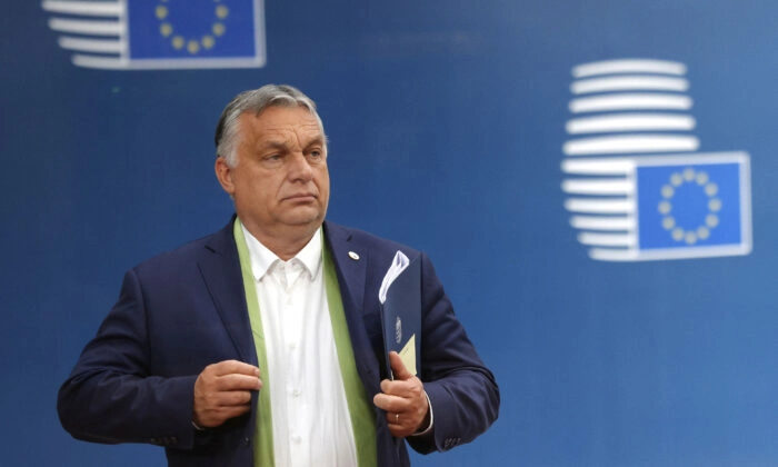 O primeiro-ministro húngaro Viktor Orban sai ao final de uma cúpula de dois dias da União Europeia no prédio do Conselho Europeu em Bruxelas, em 25 de junho de 2021. (Olivier Matthys/Pool/AFP via Getty Images)
