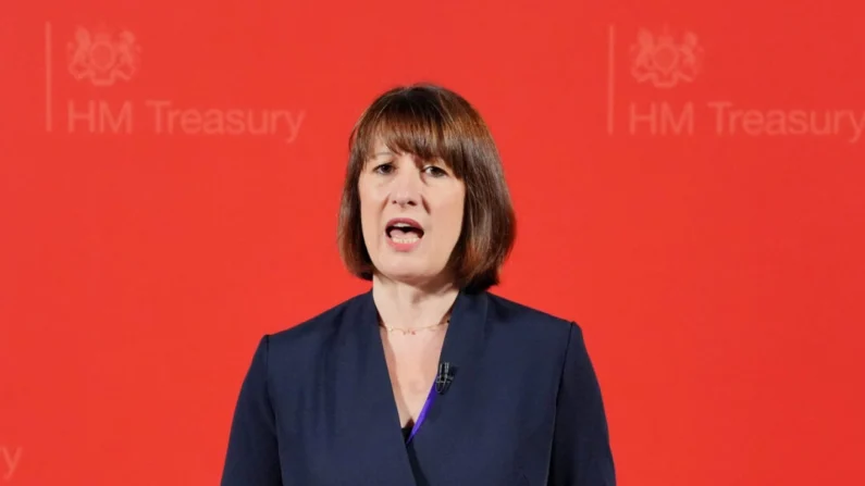 A chanceler Rachel Reeves fazendo um discurso no Tesouro, em Londres, em 8 de julho de 2024. (Jonathan Brady/PA Wire)
