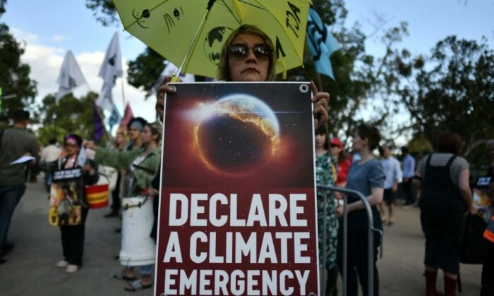 Manifestantes seguram cartazes do lado de fora do local do Australian Open durante uma manifestação de protesto contra o clima em Melbourne, Austrália, em 24 de janeiro de 2020. (Manan Vatsyayana/AFP via Getty Images)
