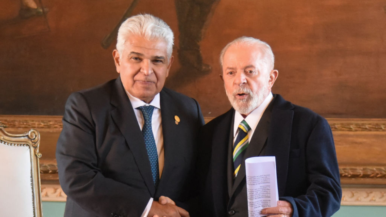 O presidente do Panamá, José Raúl Mulino (esq.), cumprimenta seu colega brasileiro, Luiz Inácio Lula da Silva, durante reunião no Palácio Presidencial Palacio de López, à margem da cúpula do Mercosul em Assunção, em 8 de julho de 2024. A união aduaneira do Mercosul, formada por Brasil, Argentina, Paraguai e Uruguai, se reúne em uma cúpula presidencial marcada pela ausência do argentino Javier Milei e pela entrada da Bolívia como membro pleno. (Foto de DANIEL DUARTE / AFP) (Foto de DANIEL DUARTE/AFP via Getty Images)