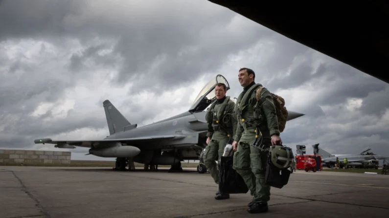 Pilotos de um esquadrão RAF Typhoon que participa da Operação Biloxi da OTAN, pousando na base aérea Mihail Kogqlniceanu, na Romênia, em 25 de março de 2024. (Ministério da Defesa)
