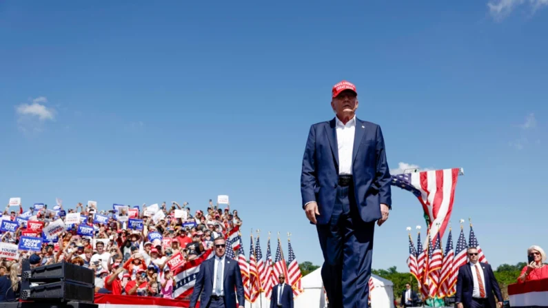 O candidato presidencial republicano, ex-presidente Donald Trump, chega para um comício de campanha na Greenbrier Farms em Chesapeake, Virgínia, em 28 de junho de 2024. (Anna Moneymaker/Getty Images)
