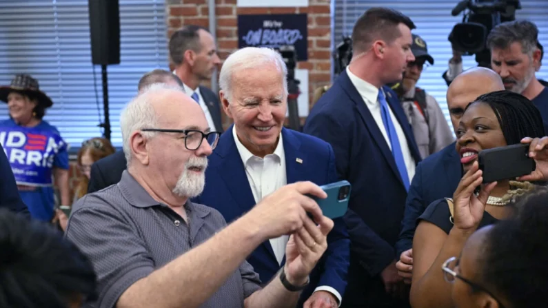 O presidente Joe Biden cumprimenta apoiadores e voluntários durante uma visita ao Escritório de Campanha Coordenada Democrática de Roxborough, na Filadélfia, em 7 de julho de 2024. (Saul Loeb/AFP via Getty Images)
