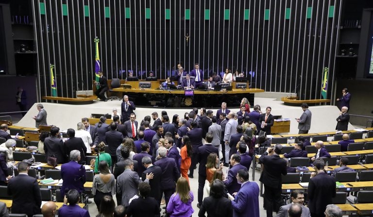 Deputados votaram o texto em Plenário (Mário Agra/Câmara dos Deputados)