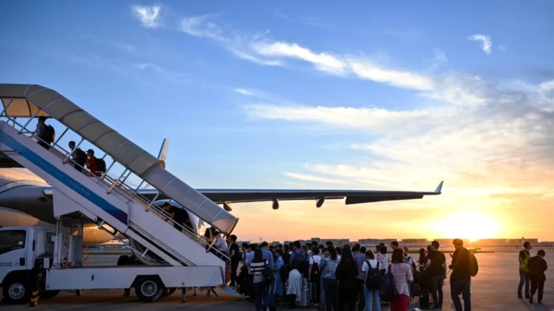 Viajantes embarcam em um avião no aeroporto de Hongqiao, em Xangai, China, em 28 de maio de 2019. (Hector Retamal/AFP via Getty Images)
