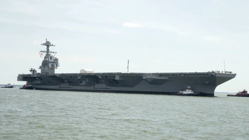 O USS Gerald R. Ford (CVN78) é empurrado por rebocadores enquanto o navio entra na Huntington Ingalls Newport News Shipbuilding em Newport News, Virgínia, em 15 de julho de 2018. (Especialista em comunicação de massa de 2ª classe Cat Campbell/Marinha dos EUA)