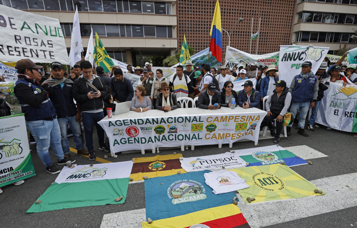 Foto de camponeses e indígenas ocupando as instalações da Agência Nacional de Terras (ANT) em Bogotá (Colômbia) na terça-feira. A ocupação está sendo realizada devido ao não cumprimento dos acordos firmados com o governo (EFE/ Mauricio Dueñas Castañeda)