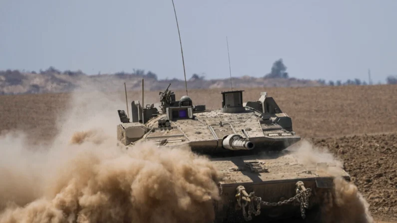 Soldados israelenses dirigem um tanque perto da fronteira entre Israel e Gaza, no sul de Israel, em 5 de junho de 2024. (The Canadian Press/AP-Tsafrir Abayov)
