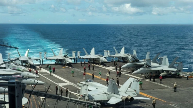 A cabine de comando do porta-aviões da classe Nimitz USS Theodore Roosevelt no Mar da China Meridional, em 4 de julho de 2024. (Marinheiro Ryan Holloway/Marinha dos EUA, via AP)
