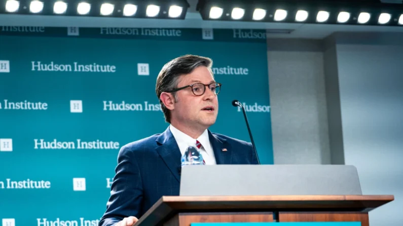 O presidente da Câmara, deputado Mike Johnson (R-La.), Fala no Hudson Institute em Washington, em 8 de julho de 2024. (Madalina Vasiliu/Epoch Times)
