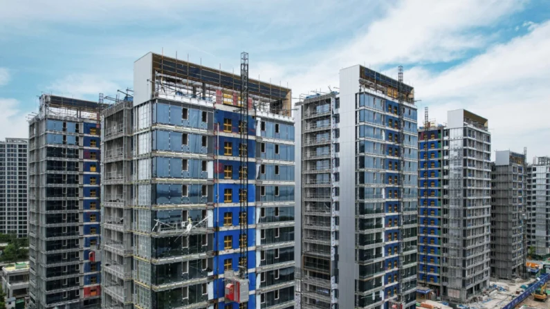 Edifícios residenciais em construção pela incorporadora imobiliária chinesa Vanke em Hangzhou, na província de Zhejiang, leste da China, em 9 de maio de 2024. (Foto da AFP) / China OUT (Foto de STR/AFP via Getty Images)