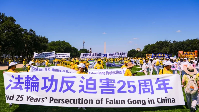Praticantes de Falun Gong participam de uma manifestação pedindo o fim dos 25 anos de perseguição contínua do Partido Comunista Chinês aos praticantes do Falun Gong na China, no National Mall, em Washington, em 11 de julho de 2024. (Madalina Vasiliu/The Epoch Times)