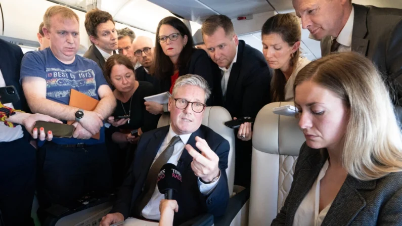 O primeiro-ministro Sir Keir Starmer (C) fala com jornalistas enquanto viaja a bordo de um avião para Washington para participar de uma cúpula da OTAN, em 9 de julho de 2024. (Stefan Rousseau/PA Wire)
