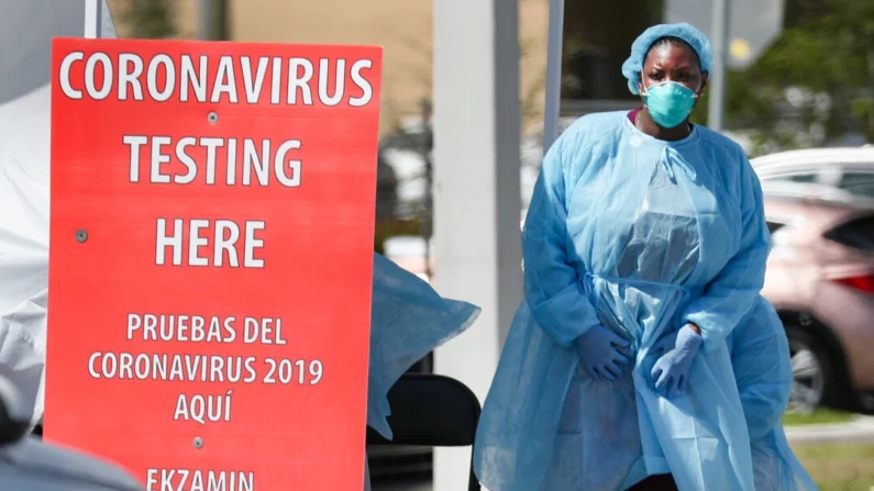 Um membro da equipe de saúde da Community Health of South Florida, Inc. (CHI) se prepara para testar pessoas para COVID-19 no estacionamento de seu Centro de Saúde Doris Ison em Miami, Flórida, em 18 de março de 2020. (Joe Raedle/Getty Images)
