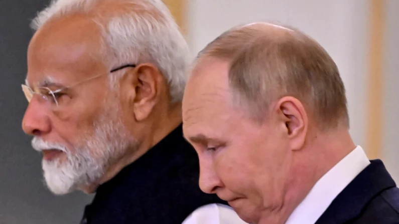 O presidente russo, Vladimir Putin, e o primeiro-ministro indiano, Narendra Modi, participam de uma cerimônia para condecorar o primeiro-ministro da Índia com a Ordem do Apóstolo Santo André, após conversas no Kremlin, em Moscou, em 9 de julho de 2024 (Alexander Nemenov/AFP via Getty Images)