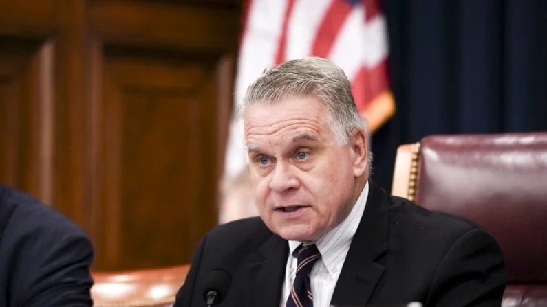 O deputado Chris Smith (R-N.J.) fala durante uma audiência sobre "Corporate Complicity: Subsidizing the PRC’s Human Rights Violations" em Washington, em 11 de julho de 2023. (Madalina Vasiliu/Epoch Times)
