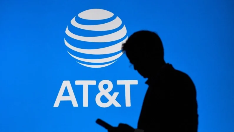 Um visitante passa por um logotipo da AT&T no Mobile World Congress (MWC), o maior encontro anual do setor de telecomunicações, em Barcelona, Espanha, em 27 de fevereiro de 2023. (Pau Barrena/AFP via Getty Images)