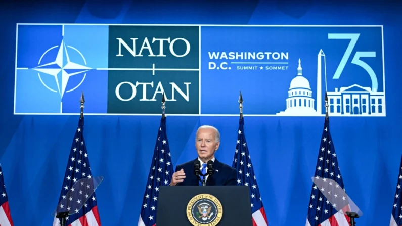 O presidente Joe Biden fala durante uma conferência de imprensa no encerramento da 75ª Cúpula da OTAN no Centro de Convenções Walter E. Washington, em Washington, em 11 de julho de 2024. (Saul Leob/AFP via Getty Images)
