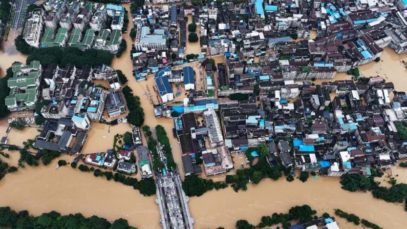 Esta foto aérea mostra áreas inundadas após tempestades em Guilin, na província de Guangxi, no sudoeste da China, em 20 de junho de 2024. (STR/AFP via Getty Images)
