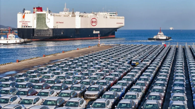 Carros elétricos para exportação aguardando para serem carregados no "BYD Explorer NO.1", um navio de fabricação nacional destinado à exportação de automóveis chineses, no porto de Yantai, na província de Shandong, leste da China, em 10 de janeiro de 2024. (STR/AFP via Imagens Getty)
