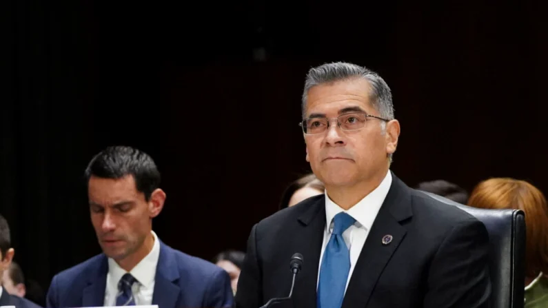 O secretário do Departamento de Saúde e Serviços Humanos, Xavier Becerra, depõe perante o Comitê de Apropriações do Senado em Washington, em 8 de novembro de 2023. (Madalina Vasiliu/The Epoch Times)