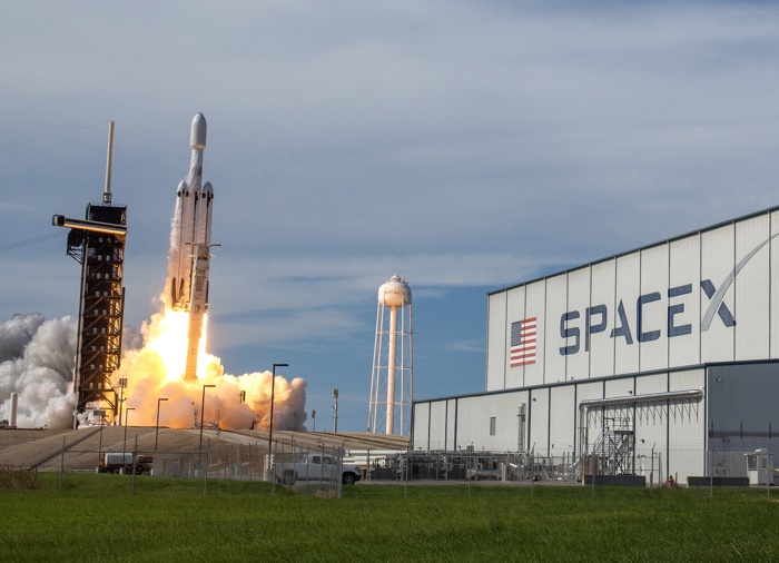 Spacex diz que satélites espalhados após explosão de missão não representam ameaça à Terra