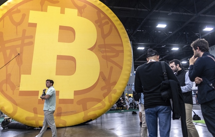 Foto de arquivo de pessoas visitando a conferência Bitcoin 2023 em 18 de maio de 2023 no Miami Beach Convention Center em Miami, EUA. A crescente adoção de criptomoedas na América Latina reflete uma tendência de expansão em vários países da região, impulsionada por fatores econômicos e necessidades específicas de cada nação (EFE-EPA/ Cristobal Herrera-ulashkevich FILE)