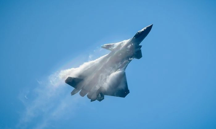 Um caça stealth J-20 chinês se apresenta no Airshow China 2018 em Zhuhai, província de Guangdong, sul da China, em 6 de novembro de 2018. (Wang Zhao/AFP/Getty Images)
