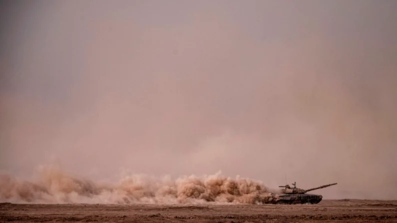 Um tanque de batalha principal T-72-B3 do Exército russo se move em meio à poeira durante exercícios militares na cordilheira de Kapustin Yar, na região de Astrakhan, durante os exercícios militares "Cáucaso-2020" que reúnem tropas da China, Irã, Paquistão e Birmânia, juntamente com a ex-União Soviética Armênia, Azerbaijão e Bielorrússia, no sul da Rússia, em 25 de setembro de 2020. (Dimitar Dilkoff/AFP via Getty Images)