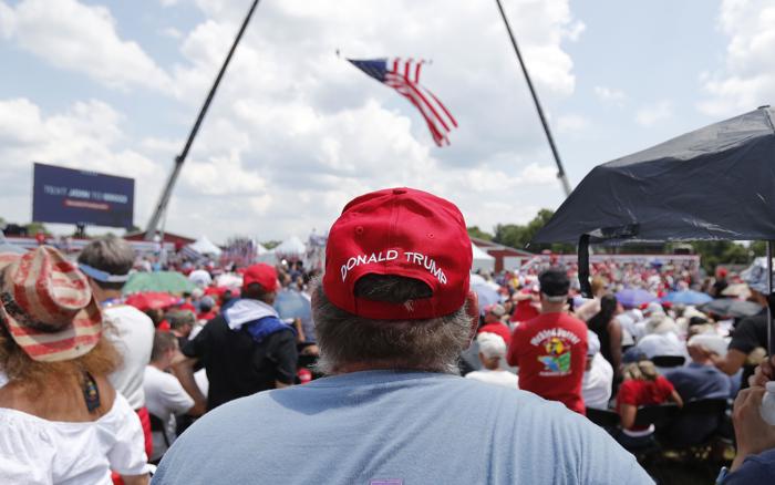 Apoiadores do ex-presidente dos Estados Unidos Donald Trump se reúnem em um comício de campanha em Butler, Pensilvânia (EFE/EPA/DAVID MAXWELL)