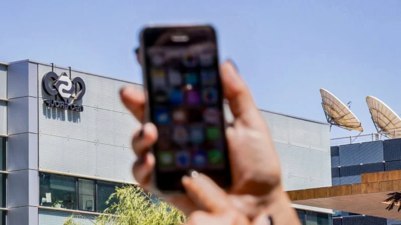 Uma mulher usa seu iPhone em uma foto de arquivo (Jack Guez/AFP via Getty Images)
