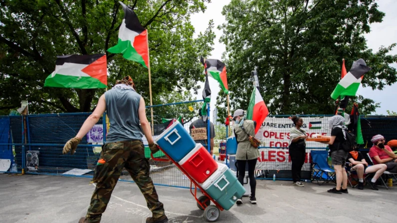 Manifestantes removem um acampamento pró-palestino montado no campus da Universidade de Toronto, em 3 de julho de 2024. (The Canadian Press/Christopher Katsarov)
