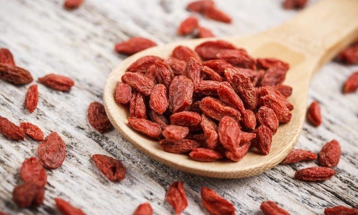 As goji berries são uma erva acessível e saborosa que pode ser consumida pura, adicionada a receitas ou smoothies, ou transformada em chá.(Grafvision/Photos.com)
