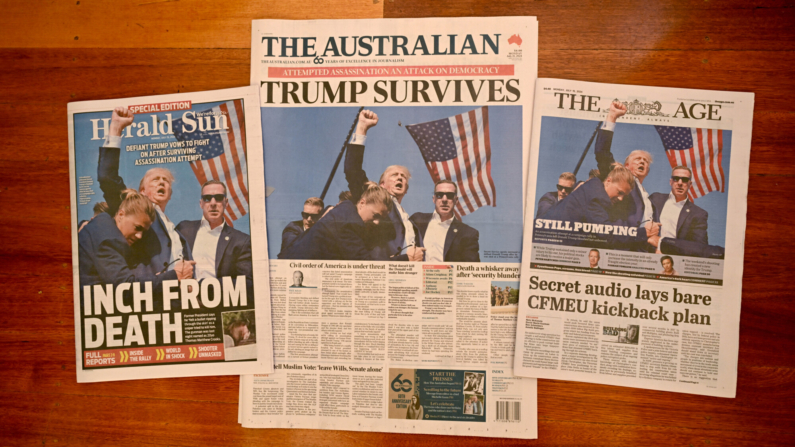 Os jornais da manhã em Melbourne, em 15 de julho de 2024, mostram manchetes e fotos após a tentativa de assassinato do candidato republicano Donald Trump em Butler, Pensilvânia, em 13 de julho de 2024. Trump foi atingido na orelha em uma aparente tentativa de assassinato por um homem armado em um comício de campanha em 13 de julho, em um incidente caótico e chocante que alimentará os temores de instabilidade antes da eleição presidencial de 2024 nos EUA. (WILLIAM WEST/AFP via Getty Images)