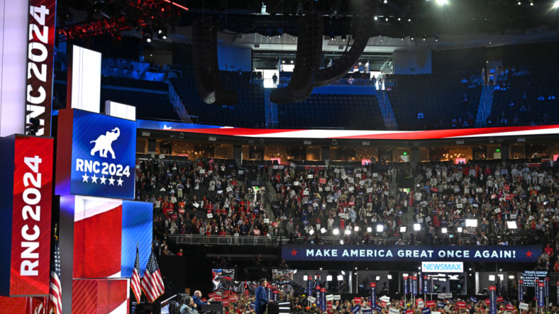 O presidente da Câmara dos Representantes dos EUA, Mike Johnson, discursa durante o primeiro dia da Convenção Nacional Republicana de 2024 no Fiserv Forum em Milwaukee, Wisconsin, em 15 de julho de 2024. (Foto de ANGELA WEISS/AFP via Getty Images)