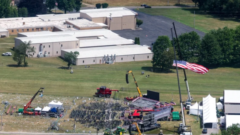 O palco onde o ex-presidente Donald Trump estava durante uma tentativa de assassinato no dia anterior e o telhado de um prédio próximo onde um homem armado foi morto a tiros pela polícia, em Butler, Pensilvânia, em 14 de julho de 2024 (Brendan McDermid/Reuters)