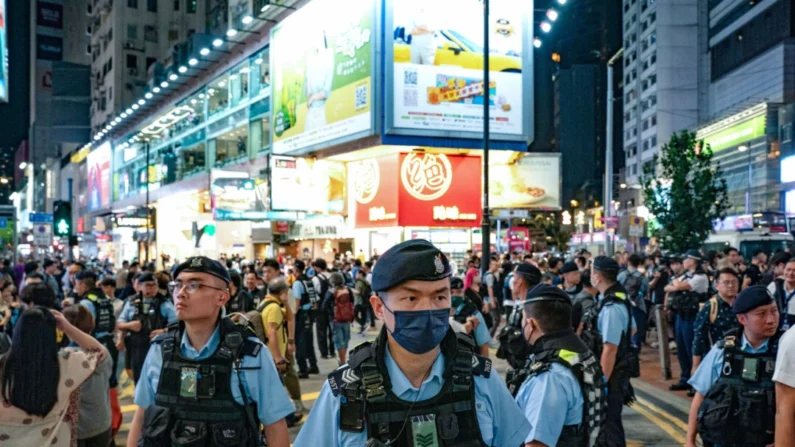 Policiais patrulham o distrito de Causeway Bay, em Hong Kong, perto do Victoria Park, onde as pessoas tradicionalmente se reuniam anualmente para lamentar as vítimas da repressão na Praça Tiananmen, na China, em 1989, em 4 de junho de 2024. Como a nova lei de segurança nacional entrou em vigor, o evento não será mais realizado. (Anthony Kwan/Getty Images)
