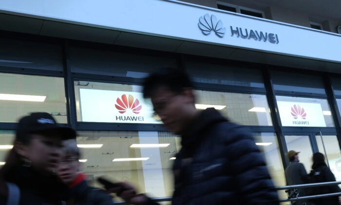 Pessoas passam por um centro de atendimento ao cliente da Huawei em Berlim, em 12 de março de 2019. (Sean Gallup/Getty Images)
