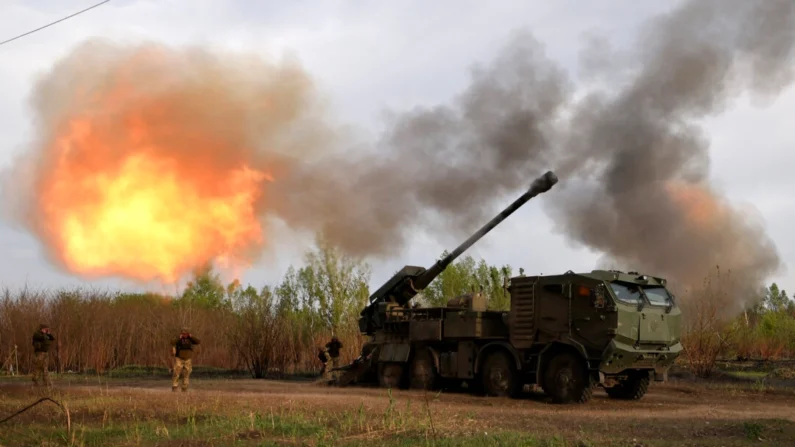 Artilheiros da 43ª Brigada Mecanizada Separada das Forças Armadas da Ucrânia disparam contra posição russa com um obuseiro autopropulsado de 155 mm 2C22 "Bohdana", na região de Kharkiv, em meio à invasão russa na Ucrânia, em 21 de abril de 2024 (Anatolii Stepanov/AFP via Getty Images)