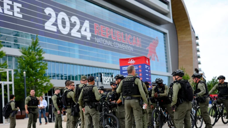 Os policiais de Palm Beach se reúnem no Fiserv Forum Plaza antes da Convenção Nacional Republicana (RNC) de 2024 em Milwaukee, Wisconsin, em 14 de julho de 2024. (Michael M. Santiago/Getty Images)
